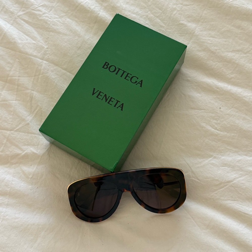 Bottega Veneta Tortoiseshell Shield Sunglasses with Dark Lenses